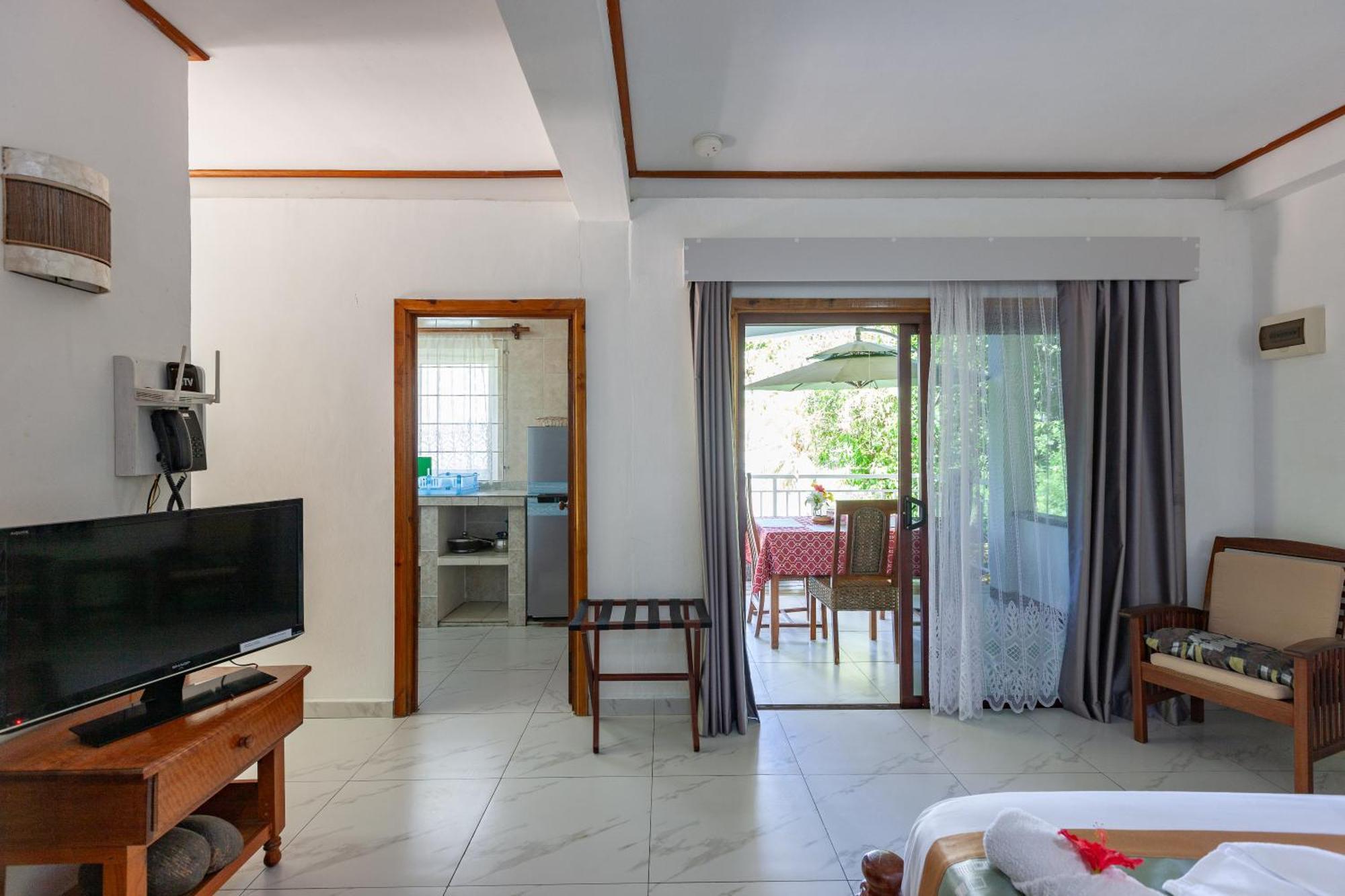 Sea View Lodge Baie Sainte Anne Exterior photo