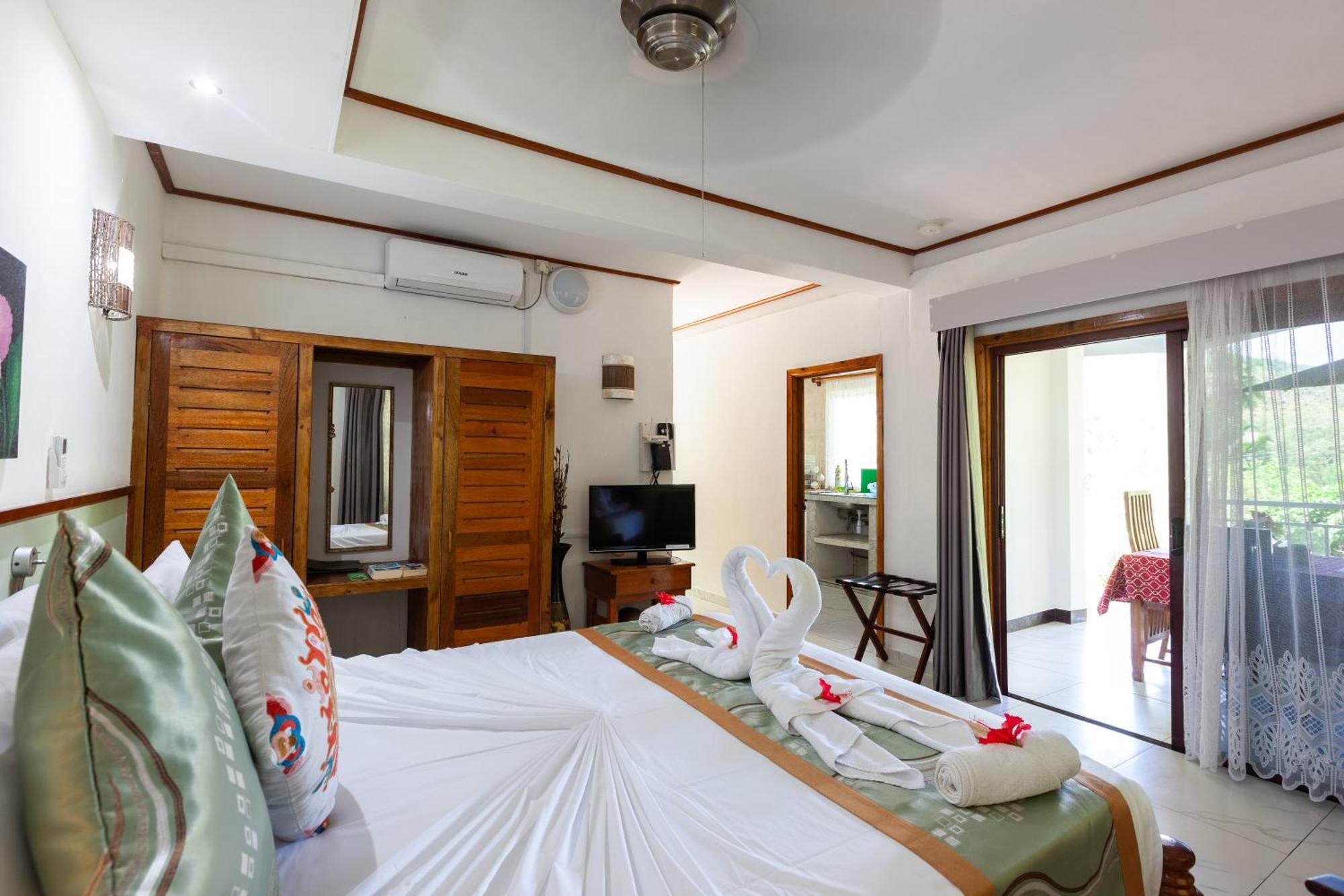 Sea View Lodge Baie Sainte Anne Exterior photo